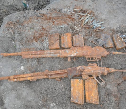 Wykopał w ogródku dwa karabiny maszynowe Browning z okresu II Wojny Światowej