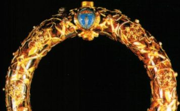 Uratowano jedną z najcenniejszych relikwii chrześcijaństwa – koronę cierniową z Katedry Notre Dame!