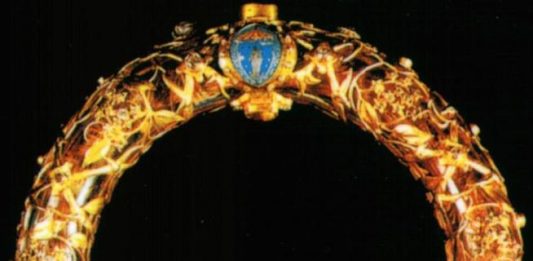 Uratowano jedną z najcenniejszych relikwii chrześcijaństwa – koronę cierniową z Katedry Notre Dame!