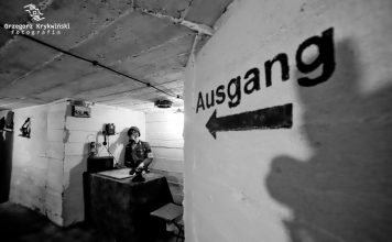 Gdy światło nagle gaśnie kolejny raz – przypominam sobie kadry z dramatów wojennych: „Kanał”, „W ciemności”, „Miasto 44”, „Stalingrad”, „Upadek”.