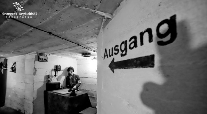 Gdy światło nagle gaśnie kolejny raz – przypominam sobie kadry z dramatów wojennych: „Kanał”, „W ciemności”, „Miasto 44”, „Stalingrad”, „Upadek”.