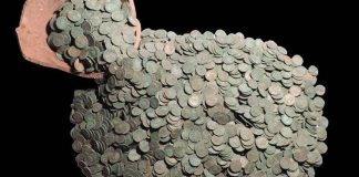 Ponad 3000 rzymskich monet zostało odkryte przez dwóch poszukiwaczy