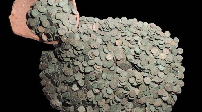 Ponad 3000 rzymskich monet zostało odkryte przez dwóch poszukiwaczy