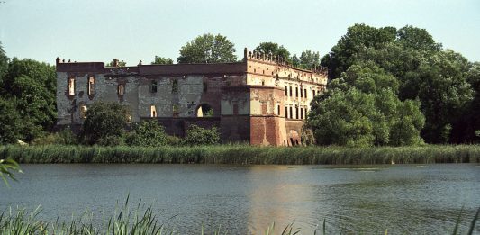 Nie będzie odbudowy zamku w Krupem. Przepadło 8,5 mln bo nie dołożyli brakujące 1,5…