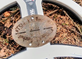 Nieśmiertelnik niemieckiego strażnika z obozu Auschwitz znaleziony w środku lasu…