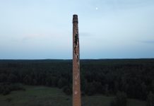 Piorun uderzył w ogromny komin i przeciął go na pół!