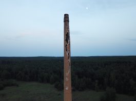 Piorun uderzył w ogromny komin i przeciął go na pół!