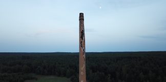 Piorun uderzył w ogromny komin i przeciął go na pół!