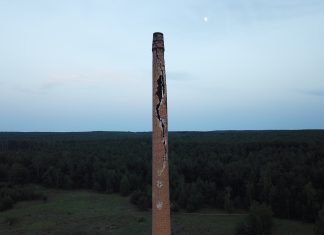 Piorun uderzył w ogromny komin i przeciął go na pół!
