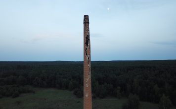 Piorun uderzył w ogromny komin i przeciął go na pół!