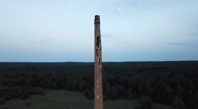 Piorun uderzył w ogromny komin i przeciął go na pół!