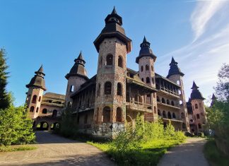 Ogromny zamek w Łapalicach w samym sercu Kaszub (GALERIA 43 ZDJĘĆ)