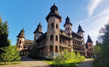 Ogromny zamek w Łapalicach w samym sercu Kaszub (GALERIA 43 ZDJĘĆ)