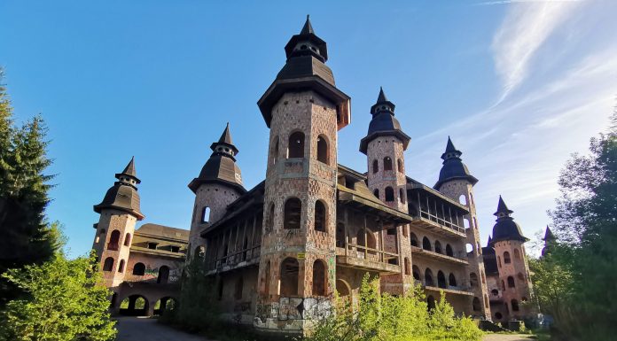 Ogromny zamek w Łapalicach w samym sercu Kaszub (GALERIA 43 ZDJĘĆ)