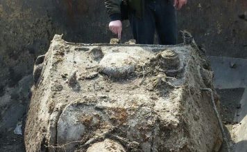 Wysadzony czołg Т34-76 znaleziony przypadkiem przy oczyszczaniu terenu (GALERIA)