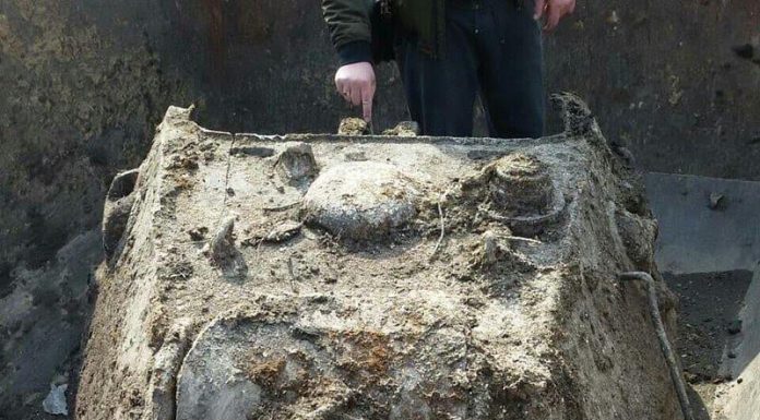 Wysadzony czołg Т34-76 znaleziony przypadkiem przy oczyszczaniu terenu (GALERIA)