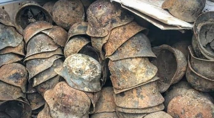 Ogromny depozyt niemieckich hełmów z okresu II WŚ odkryty w Kurlandii + BONUS