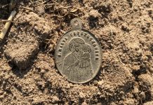 Nietuzinkowy medalik z XIX w. znaleziony w trakcie poszukiwań…