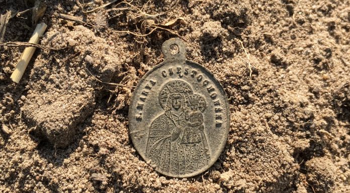 Nietuzinkowy medalik z XIX w. znaleziony w trakcie poszukiwań…