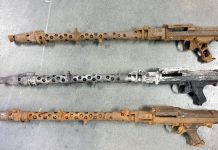 Trzy karabiny maszynowe MG34 z okresu IIWŚ znaleziono w przesyłce kurierskiej (FILM I GALERIA)