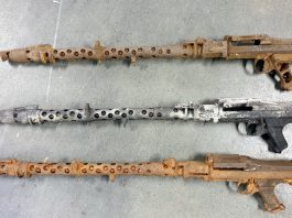 Trzy karabiny maszynowe MG34 z okresu IIWŚ znaleziono w przesyłce kurierskiej (FILM I GALERIA)