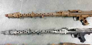 Trzy karabiny maszynowe MG34 z okresu IIWŚ znaleziono w przesyłce kurierskiej (FILM I GALERIA)