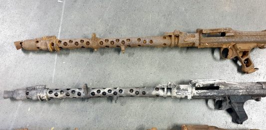 Trzy karabiny maszynowe MG34 z okresu IIWŚ znaleziono w przesyłce kurierskiej (FILM I GALERIA)