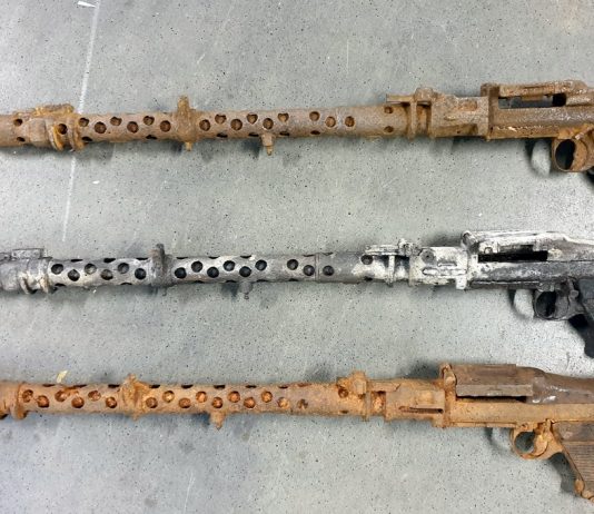 Trzy karabiny maszynowe MG34 z okresu IIWŚ znaleziono w przesyłce kurierskiej (FILM I GALERIA)