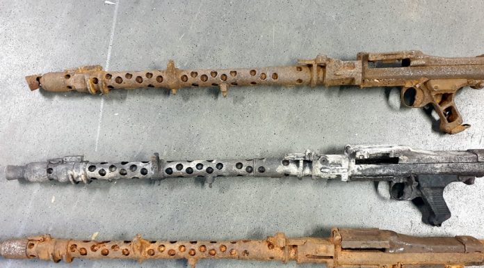 Trzy karabiny maszynowe MG34 z okresu IIWŚ znaleziono w przesyłce kurierskiej (FILM I GALERIA)