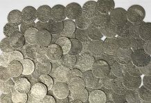 Pod kościelną podłogą znaleźli skarb ponad tysiąca srebrnych monet!