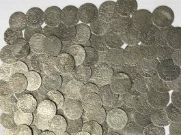 Pod kościelną podłogą znaleźli skarb ponad tysiąca srebrnych monet!