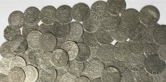 Pod kościelną podłogą znaleźli skarb ponad tysiąca srebrnych monet!