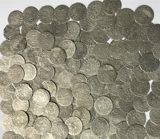 Pod kościelną podłogą znaleźli skarb ponad tysiąca srebrnych monet!