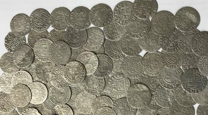 Pod kościelną podłogą znaleźli skarb ponad tysiąca srebrnych monet!
