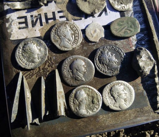 Rzymskie monety z IV w. znalezione przez archeologów w obozie legionistów