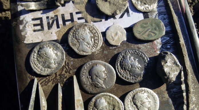 Rzymskie monety z IV w. znalezione przez archeologów w obozie legionistów