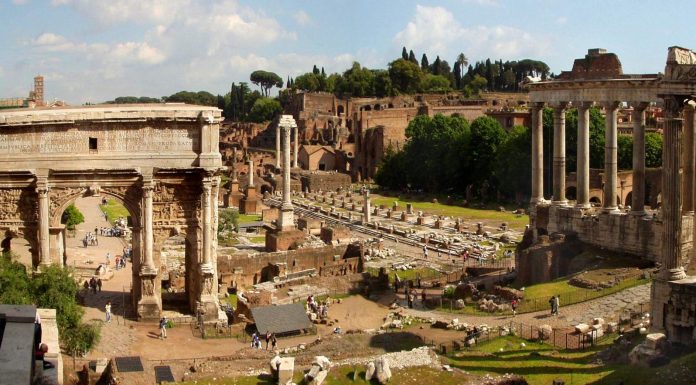 Naukowcy: nawet 1400 osób mogło słuchać mów polityków i cesarza na Forum Romanum