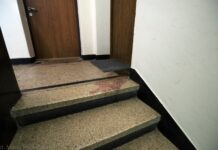 Niezwykłe ślady krwi warszawskich Powstańców zachowane na klatkach schodowych Zdjęcie krwawych śladów Powstańców Warszawskich fot. Marta Smolańska via twitter