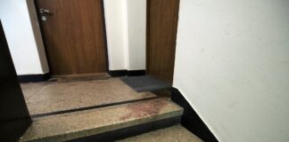 Niezwykłe ślady krwi warszawskich Powstańców zachowane na klatkach schodowych Zdjęcie krwawych śladów Powstańców Warszawskich fot. Marta Smolańska via twitter