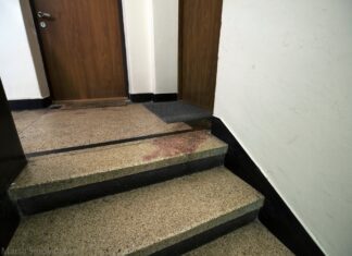 Niezwykłe ślady krwi warszawskich Powstańców zachowane na klatkach schodowych Zdjęcie krwawych śladów Powstańców Warszawskich fot. Marta Smolańska via twitter