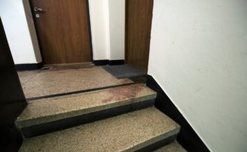 Niezwykłe ślady krwi warszawskich Powstańców zachowane na klatkach schodowych Zdjęcie krwawych śladów Powstańców Warszawskich fot. Marta Smolańska via twitter
