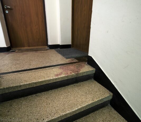 Niezwykłe ślady krwi warszawskich Powstańców zachowane na klatkach schodowych Zdjęcie krwawych śladów Powstańców Warszawskich fot. Marta Smolańska via twitter