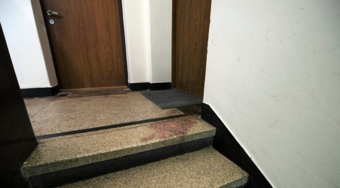 Niezwykłe ślady krwi warszawskich Powstańców zachowane na klatkach schodowych Zdjęcie krwawych śladów Powstańców Warszawskich fot. Marta Smolańska via twitter