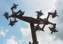 Najnowsza atrakcja niemieckiego wesołego miasteczka w Loeffingen: dwie wirujące swastyki! (FILM)