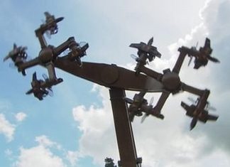 Najnowsza atrakcja niemieckiego wesołego miasteczka w Loeffingen: dwie wirujące swastyki! (FILM)