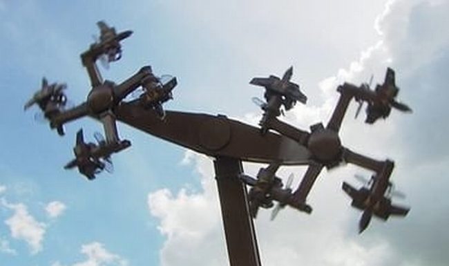 Najnowsza atrakcja niemieckiego wesołego miasteczka w Loeffingen: dwie wirujące swastyki! (FILM)