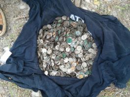 W sumie 6 kg monet znaleziono przypadkiem na terenie klasztoru w Zbarażu