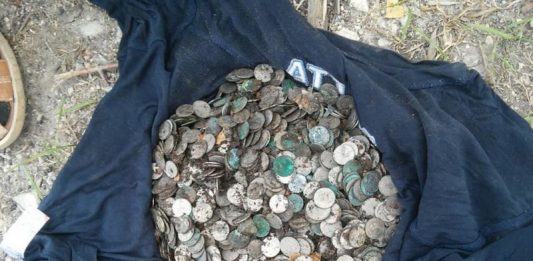 W sumie 6 kg monet znaleziono przypadkiem na terenie klasztoru w Zbarażu