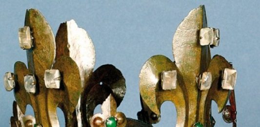 Niezwykły zabytek odkryty przypadkiem – korona hełmowa Kazimierza Wielkiego