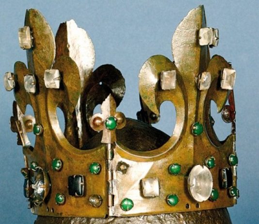 Niezwykły zabytek odkryty przypadkiem – korona hełmowa Kazimierza Wielkiego